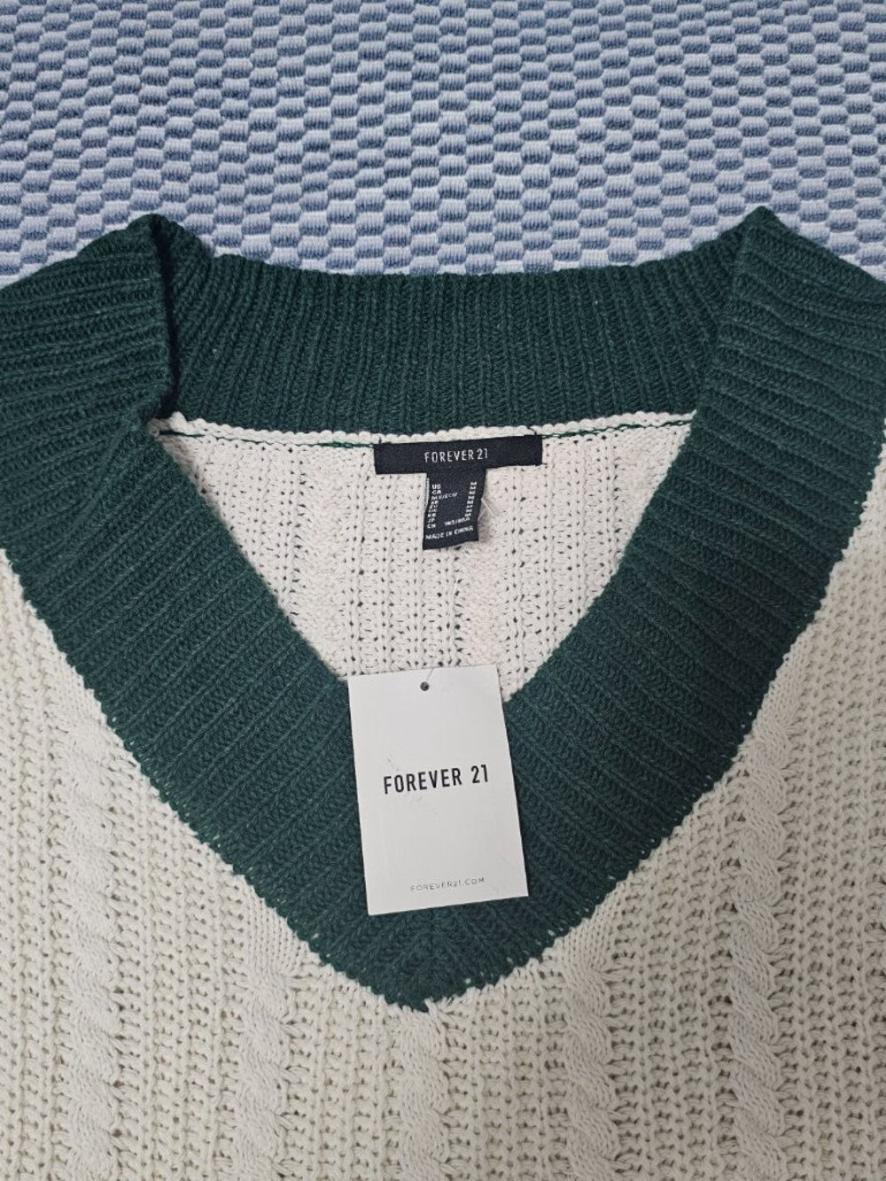 NEW Forever21 Cable Knit V-neck White and Green Oversized Sweater - Size Medium - Picture 5 of 7